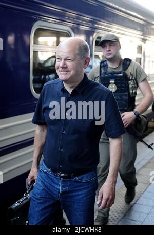 Kiew, Ukraine. 16.. Juni 2022. Bundeskanzler Olaf Scholz (SPD) trifft am Bahnhof in Kiew ein. Kanzler Scholz, der französische Präsident Macron und der italienische Premierminister Draghi kamen am Donnerstagmorgen in einem Sonderzug in der ukrainischen Hauptstadt Kiew an. Dort wollen sie mit dem ukrainischen Präsidenten Selenskyj über weitere Unterstützung für das von Russland angegriffene Land sprechen. Quelle: Kay Nietfeld/dpa/Alamy Live News Stockfoto