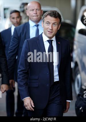 Kiew, Ukraine. 16.. Juni 2022. Der französische Präsident Emmanuel Macron kommt am Bahnhof in Kiew an. Bundeskanzler Scholz, der französische Präsident Macron und der italienische Premierminister Draghi kamen am Donnerstagmorgen in der ukrainischen Hauptstadt Kiew mit einem Sonderzug an. Dort wollen sie mit dem ukrainischen Präsidenten Selenskyj über weitere Unterstützung für das von Russland angegriffene Land sprechen. Quelle: Kay Nietfeld/dpa/Alamy Live News Stockfoto