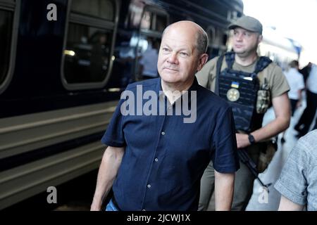 Kiew, Ukraine. 16.. Juni 2022. Bundeskanzler Olaf Scholz (SPD) trifft am Bahnhof in Kiew ein. Kanzler Scholz, der französische Präsident Macron und der italienische Premierminister Draghi kamen am Donnerstagmorgen in einem Sonderzug in der ukrainischen Hauptstadt Kiew an. Dort wollen sie mit dem ukrainischen Präsidenten Selenskyj über weitere Unterstützung für das von Russland angegriffene Land sprechen. Quelle: Kay Nietfeld/dpa/Alamy Live News Stockfoto