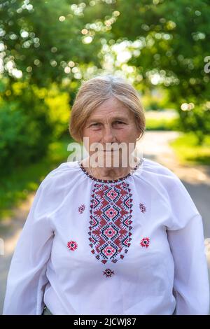 Großmutter in ukrainischer bestickter Kleidung. Selektiver Fokus. Stockfoto