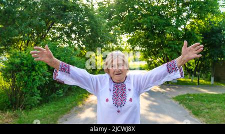 Großmutter in ukrainischer bestickter Kleidung. Selektiver Fokus. Stockfoto