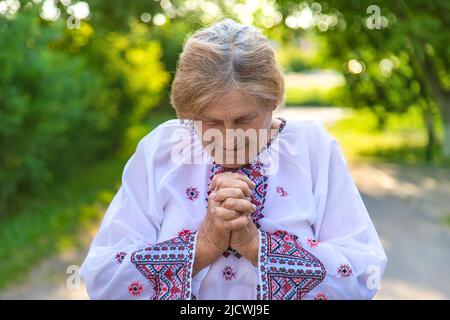 Großmutter in ukrainischer bestickter Kleidung. Selektiver Fokus. Stockfoto