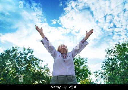 Großmutter in ukrainischer bestickter Kleidung. Selektiver Fokus. Stockfoto