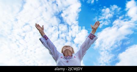 Großmutter in ukrainischer bestickter Kleidung. Selektiver Fokus. Stockfoto