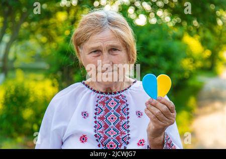 Großmutter in ukrainischer bestickter Kleidung. Selektiver Fokus. Stockfoto