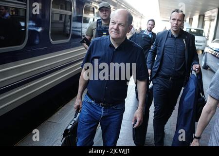 Kiew, Ukraine. 16.. Juni 2022. Bundeskanzler Olaf Scholz (SPD) trifft am Bahnhof in Kiew ein. Kanzler Scholz, der französische Präsident Macron und der italienische Premierminister Draghi kamen am Donnerstagmorgen in einem Sonderzug in der ukrainischen Hauptstadt Kiew an. Dort wollen sie mit dem ukrainischen Präsidenten Selenskyj über weitere Unterstützung für das von Russland angegriffene Land sprechen. Quelle: Kay Nietfeld/dpa/Alamy Live News Stockfoto