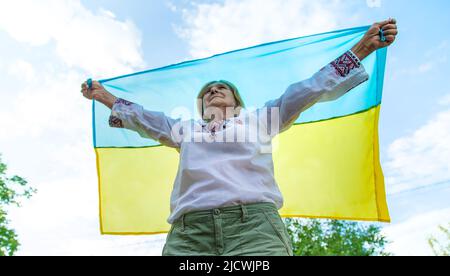 Großmutter in ukrainischer bestickter Kleidung. Selektiver Fokus. Natur. Stockfoto