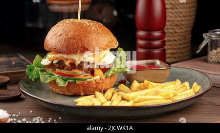 Nahaufnahme des Burger-Sets mit pommes frites Stockfoto
