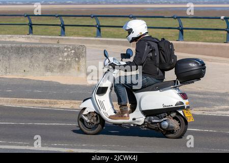 2005 weißer Piaggio Vespa Scooter auf der Seafroint-Promenade in Southport, Großbritannien Stockfoto