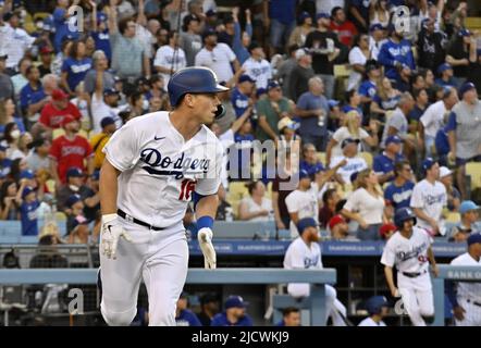 Los Angeles Dodgers will Smith trifft beim ersten Ausgehen von Los Angeles Angels, dem Pitcher Reid Detmers, am Mittwoch, den 15. Juni 2022, im Dodger Stadium in Los Angeles auf einen dreifachen Homer. Foto von Jim Ruymen/UPI Stockfoto