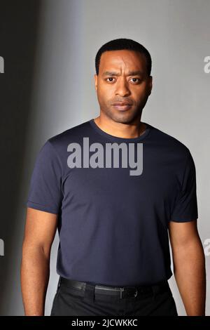 CHIWETEL EJIOFOR IN THE MAN WHO FELL TO EARTH (2022), REGIE: ALEX KURTZMAN UND JOSS AGNEW. Kredit: CBS Studios / Album Stockfoto