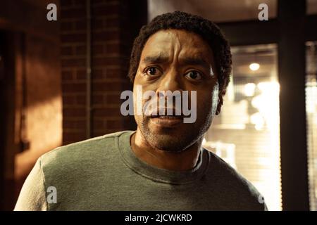 CHIWETEL EJIOFOR IN THE MAN WHO FELL TO EARTH (2022), REGIE: ALEX KURTZMAN UND JOSS AGNEW. Kredit: CBS Studios / Album Stockfoto