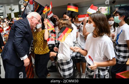 Jakarta, Indonesien. 16.. Juni 2022. Bundespräsident Frank-Walter Steinmeier besucht die Deutsche Schule Jakarta und wird dort von den Schülern begrüßt. Präsident Steinmeier ist zu einem zweitägigen Besuch in Indonesien unterwegs. Zuvor war er zwei Tage lang in Singapur. Quelle: Bernd von Jutrczenka/dpa/Alamy Live News Stockfoto