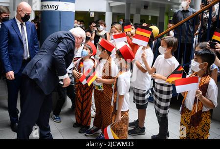 Jakarta, Indonesien. 16.. Juni 2022. Bundespräsident Frank-Walter Steinmeier besucht die Deutsche Schule Jakarta und wird dort von den Schülern begrüßt. Präsident Steinmeier ist zu einem zweitägigen Besuch in Indonesien unterwegs. Zuvor war er zwei Tage lang in Singapur. Quelle: Bernd von Jutrczenka/dpa/Alamy Live News Stockfoto