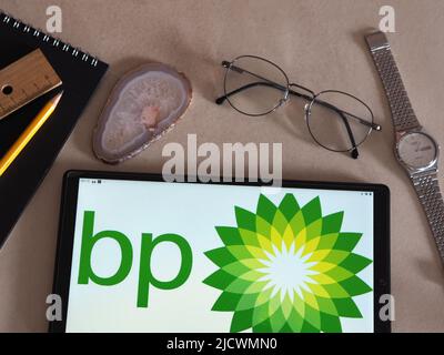 In dieser Abbildung sehen Sie das Logo von BP plc, das auf einem Tablet zu sehen ist Stockfoto