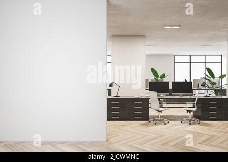 Vorderansicht auf blank heller Wand in geräumigem, stilvollem Büro mit modernen Computern und Pflanzen auf dunklen Arbeitstischen auf Holzboden. 3D Rendering, moc Stockfoto