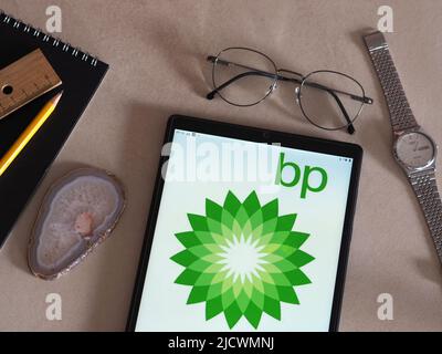 In dieser Abbildung sehen Sie das Logo von BP plc, das auf einem Tablet zu sehen ist Stockfoto