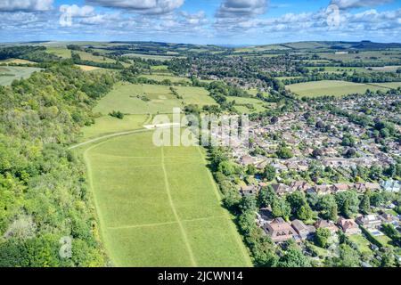 Luftaufnahme des Findon-Tals zwischen den South Downs und der wunderschönen Landschaft von West Sussex in England. Stockfoto