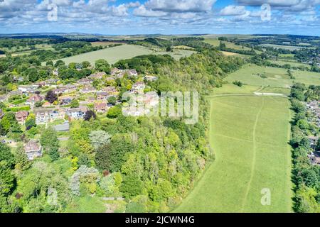 Luftaufnahme High Salvington und das Findon-Tal zwischen den South Downs und der wunderschönen Landschaft von West Sussex in Südengland. Stockfoto