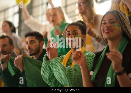 Brasilianische junge Schwestern Fußballfans unterstützen ihre Mannschaft im Stadion. Stockfoto