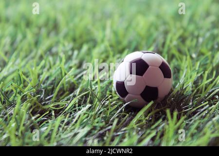 Nahaufnahme des Fußballs auf dem Fußballfeld. Selektiver Fokus. Speicherplatz kopieren. Stockfoto