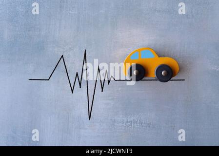 Heartbeat Line und Spielzeugauto. Auto-Reparatur, Auto-Werkstatt-Konzept. Stockfoto