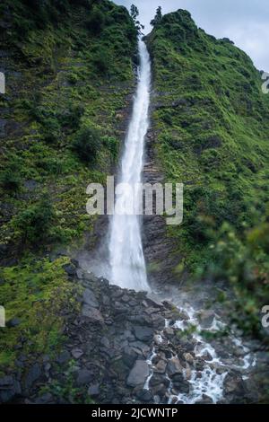 Schöne Aussicht auf den Birthi Wasserfall, in der Nähe von munsiyari, uttarakhand, Indien. Stockfoto