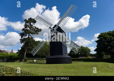 Die High Salvington Windmühle liegt auf einem Hügel nördlich von Worthing mit Blick auf die West Sussex Küste. Stockfoto