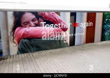 British Rail post covid 19 Lockdown Advert 2022 'Together Again' Lass uns wieder auf Kurs kommen' Menschen umarmen Paddington Station London England Großbritannien Stockfoto