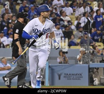 Los Angeles Dodgers Tree Turner geht beim dritten Ausgehen von Los Angeles Angels am Mittwoch, den 15. Juni 2022, mit Pitcher Reid Detmers im Dodger Stadium in Los Angeles einen Solo-Heimlauf durch. Foto von Jim Ruymen/UPI Stockfoto