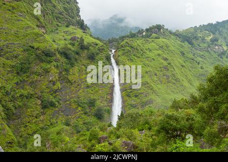 Schöne Aussicht auf den Birthi Wasserfall, in der Nähe von munsiyari, uttarakhand, Indien. Stockfoto