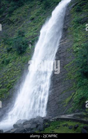 Schöne Aussicht auf den Birthi Wasserfall, in der Nähe von munsiyari, uttarakhand, Indien. Stockfoto