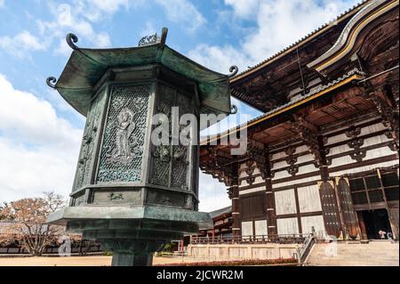 Nara, Japan - 5. Januar 2020. Außenansicht des Haupteingangs zum Todai-ji Tempel in Nara. Dieser Tempel ist berühmt für seine riesige Buddha-Statue und ein beliebtes Touristenziel. Stockfoto