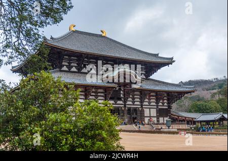 Nara, Japan - 5. Januar 2020. Außenansicht des Haupteingangs zum Todai-ji Tempel in Nara. Dieser Tempel ist berühmt für seine riesige Buddha-Statue und ein beliebtes Touristenziel. Stockfoto