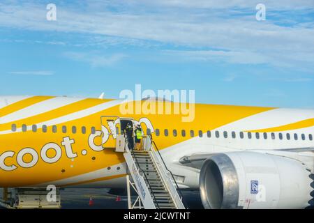 Coolangatta - Australien - 13 2022. Juni; Flyscoot-Flugzeug in hellgelb am Flughafen, während der Passagier an Bord mit Crew an der Tür am Anfang der Boarding s ist Stockfoto