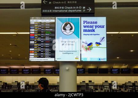 Auckland Neuseeland - Juni 13 2022: Fluginformationsanzeige-Service-Board am Flughafen, das die Ankunfts- und Abflugzeiten von Flügen mit kovidischem Chaos anzeigt Stockfoto