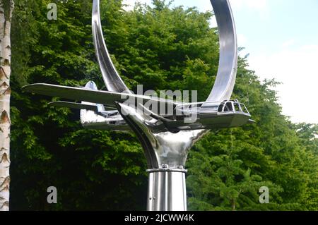 Skulptur von 3 Segelflugzeugen aus der 'Operation Deadstick' auf dem Pegasus Bridge Flight Memorial im National Memorial Arboretum, Staffordshire, England. Stockfoto