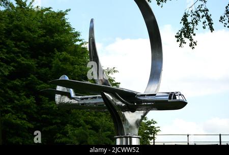 Skulptur von 3 Segelflugzeugen aus der 'Operation Deadstick' auf dem Pegasus Bridge Flight Memorial im National Memorial Arboretum, Staffordshire, England. Stockfoto