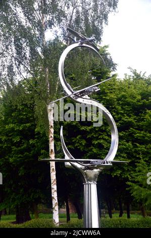 Skulptur von 3 Segelflugzeugen aus der 'Operation Deadstick' auf dem Pegasus Bridge Flight Memorial im National Memorial Arboretum, Staffordshire, England. Stockfoto