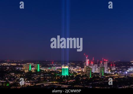 London. VEREINIGTES KÖNIGREICH. 14.. Juni 2022. Grüne Illuminationen auf dem Grenfell Tower und den umliegenden Blöcken auf den Wohnsiedlungen Edwards Woods und Silchester in North Kensington, um 5 Jahre seit der Katastrophe zu markieren. Von der Spitze des Turms leuchten 72 Scheinwerfer, die an die 72 verlorenen Leben erinnern. Fotografiert von Zute Lightfoot / ACAVA Shootings Stockfoto