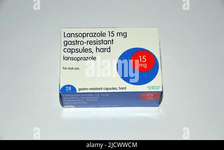 Box mit 28, 15mg Lansoprazol Gastro-resistente harte Kapseln von Teva zur Reduzierung von Sodbrennen, Magensäure & Reflux, England, Großbritannien. Stockfoto