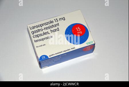 Box mit 28, 15mg Lansoprazol Gastro-resistente harte Kapseln von Teva zur Reduzierung von Sodbrennen, Magensäure & Reflux, England, Großbritannien. Stockfoto