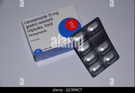 Box mit 28, 15mg Lansoprazol Gastro-resistente harte Kapseln von Teva zur Reduzierung von Sodbrennen, Magensäure & Reflux, England, Großbritannien. Stockfoto