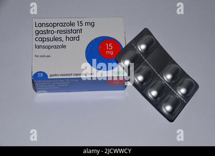 Box mit 28, 15mg Lansoprazol Gastro-resistente harte Kapseln von Teva zur Reduzierung von Sodbrennen, Magensäure & Reflux, England, Großbritannien. Stockfoto