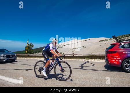 Bedoin, Frankreich. 14.. Juni 2022. Jade wiel (fdj-Nouvelle aquitaine-futuroscope) in Aktion drei Kilometer vor der Ziellinie. Am Dienstag, den 14. Juni 2022, fand die erste Ausgabe der Mont Ventoux Dénivelé Challenge Femmes (KATEGORIE WE 1,2) zwischen Vaison-la-Romaine und Mont Ventoux über eine Distanz von 98 Kilometern statt. Die Italienerin Marta Cavalli (FDJ-Nouvelle Aquitaine-Futuroscope) legte die 98 km in 3h19mn01 vor Clara Koppenburg (Cofidis Women Team), die Zweiter wurde, und Evita Muzic (FDJ-Nouvelle Aquitaine-Futuroscope), der dritten. Kredit: SOPA Images Limited/Alamy Live Nachrichten Stockfoto