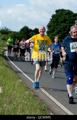 Läufer beim Straßenrennen 2022 Two Castles 10K, Warwickshire, Großbritannien Stockfoto