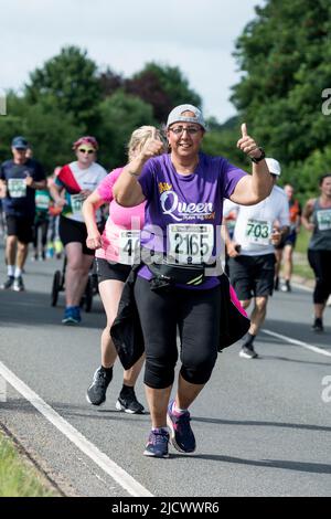 Läufer beim Straßenrennen 2022 Two Castles 10K, Warwickshire, Großbritannien Stockfoto
