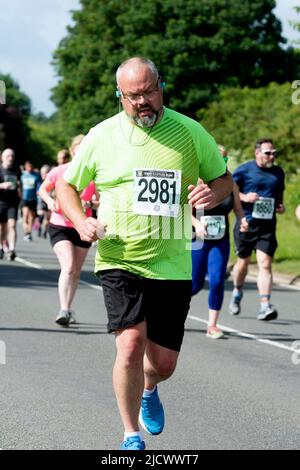 Läufer beim Straßenrennen 2022 Two Castles 10K, Warwickshire, Großbritannien Stockfoto
