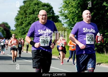 Läufer beim Straßenrennen 2022 Two Castles 10K, Warwickshire, Großbritannien Stockfoto