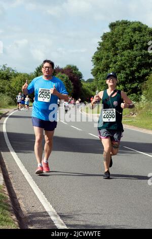 Läufer beim Straßenrennen 2022 Two Castles 10K, Warwickshire, Großbritannien Stockfoto